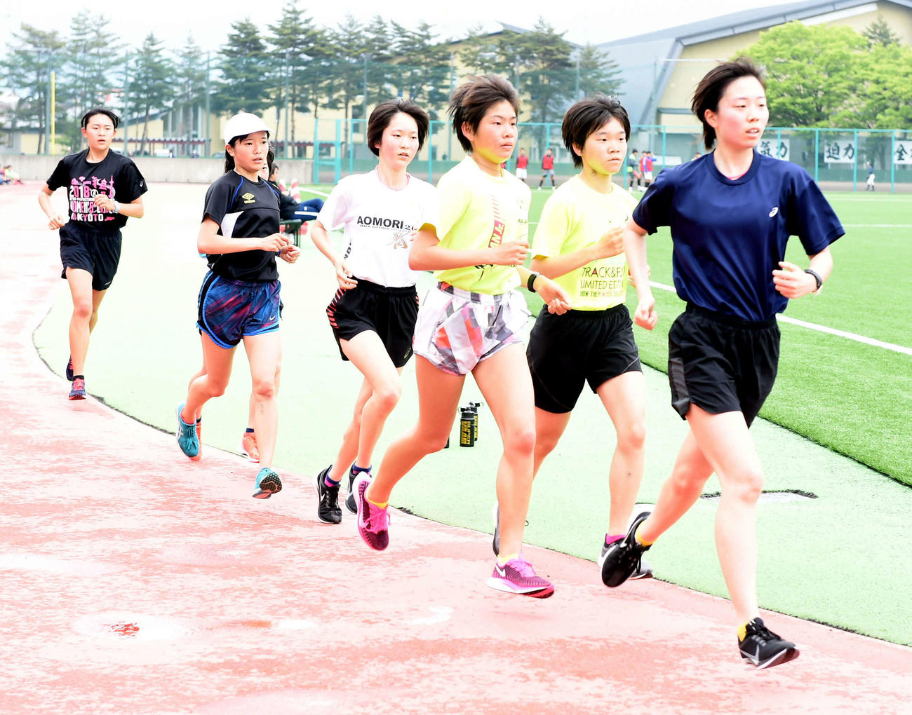 ペース走を行う青森山田・陸上部の選手たち。右から2人目が対馬（2020年5月17日撮影）