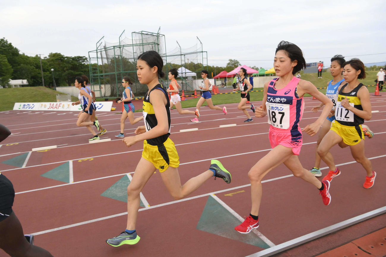 女子5000メートルA組　2段階スタートで力走する前田穂南（187）（代表撮影）