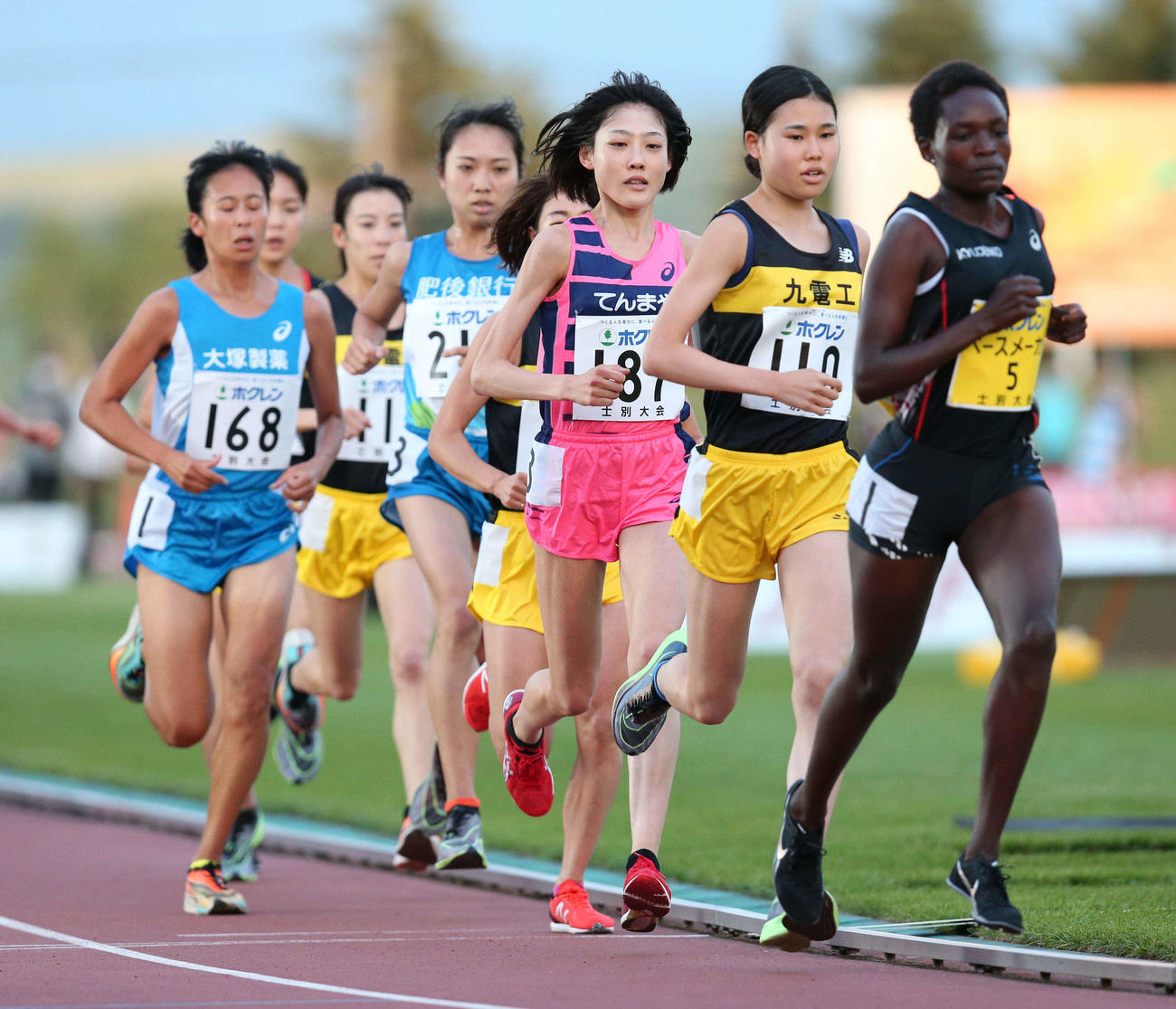 女子5000メートルA組で力走する前田穂南（右から3人目187）（代表撮影）