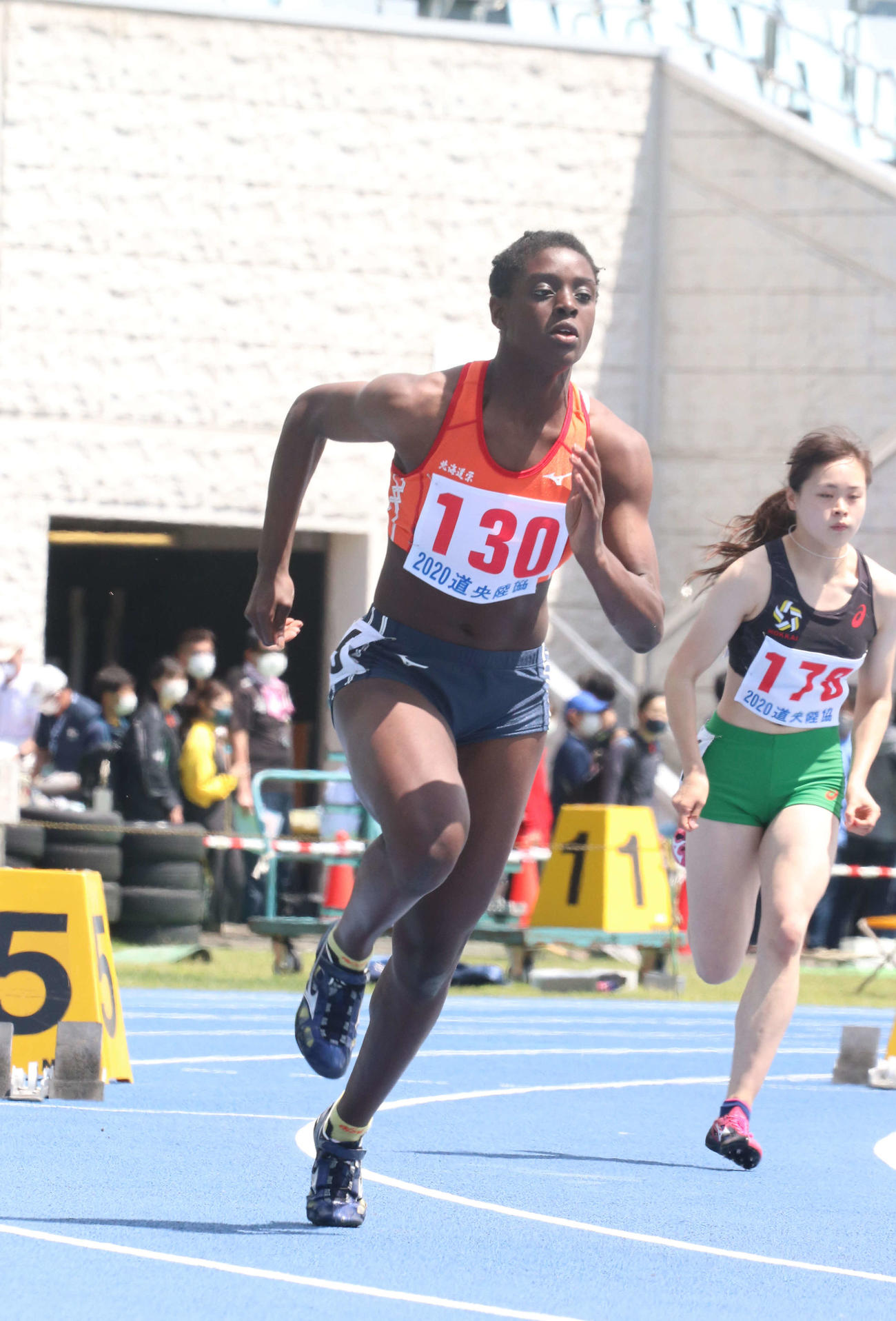 今季初戦の女子400メートルで全体トップの56秒88を記録した北海道栄のアシィ（撮影・浅水友輝）