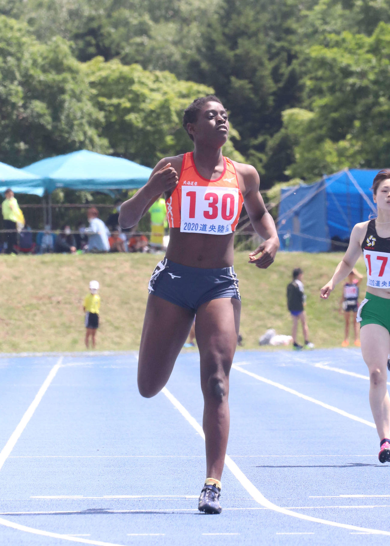 今季初戦の女子400メートルで全体トップの56秒88を記録した北海道栄のアシィ（撮影・浅水友輝）