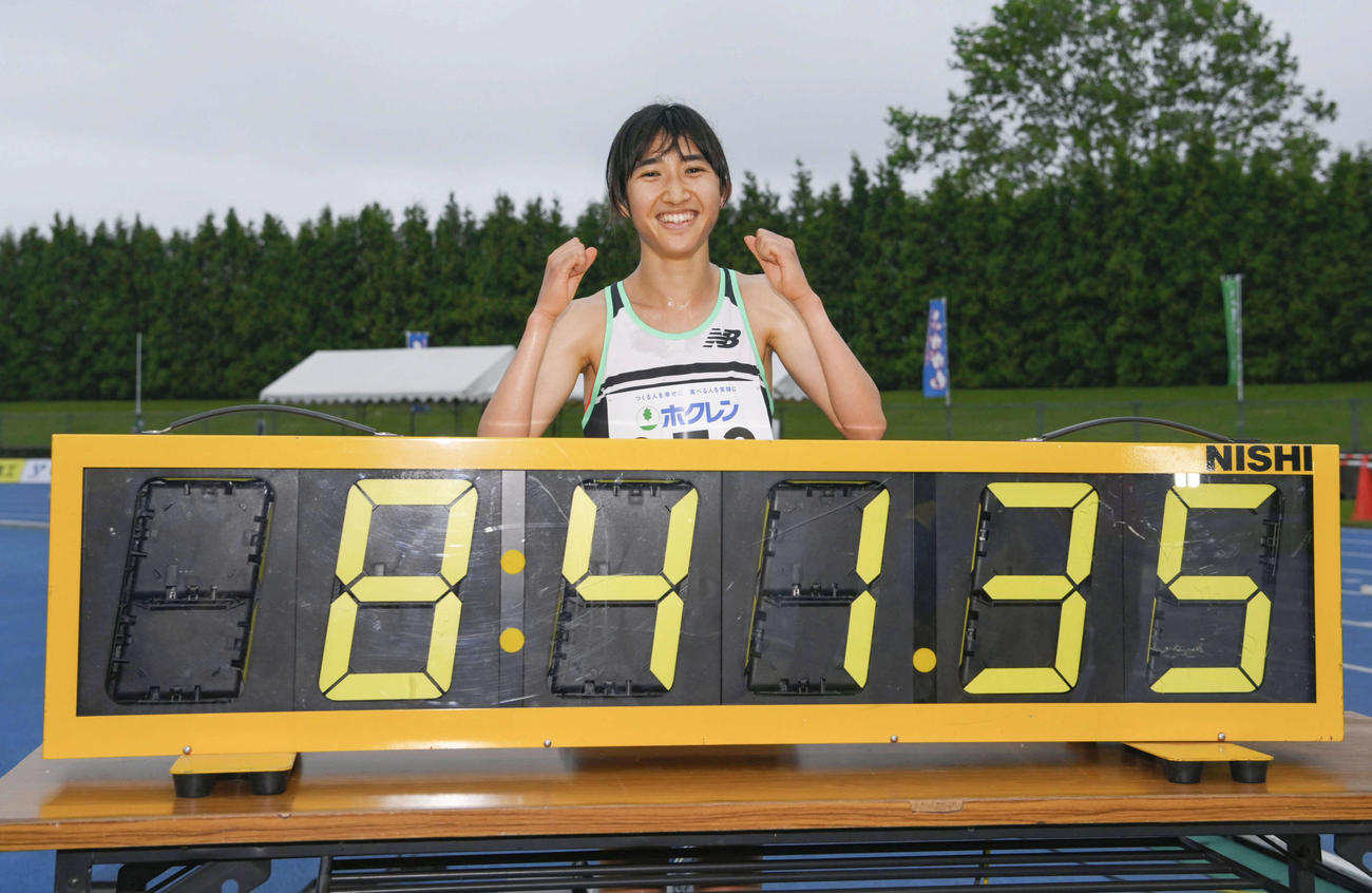 女子3000メートルで8分41秒35の日本新記録をマークし、笑顔でポーズをとる田中希実（代表撮影）