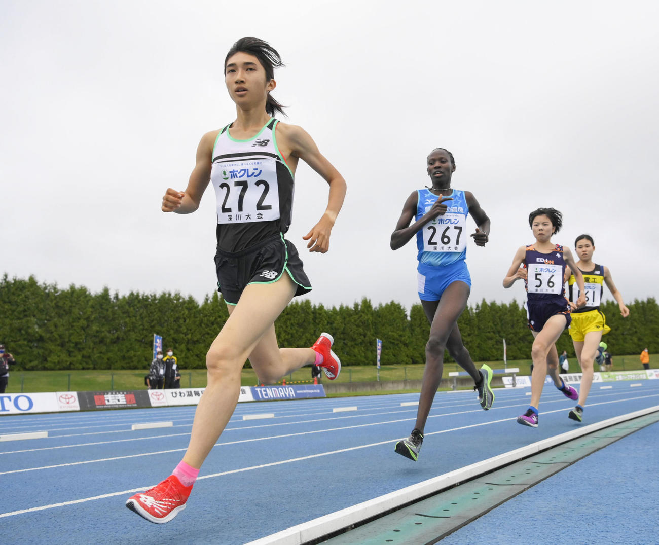 女子3000メートル　力走する田中希実（左）（代表撮影）