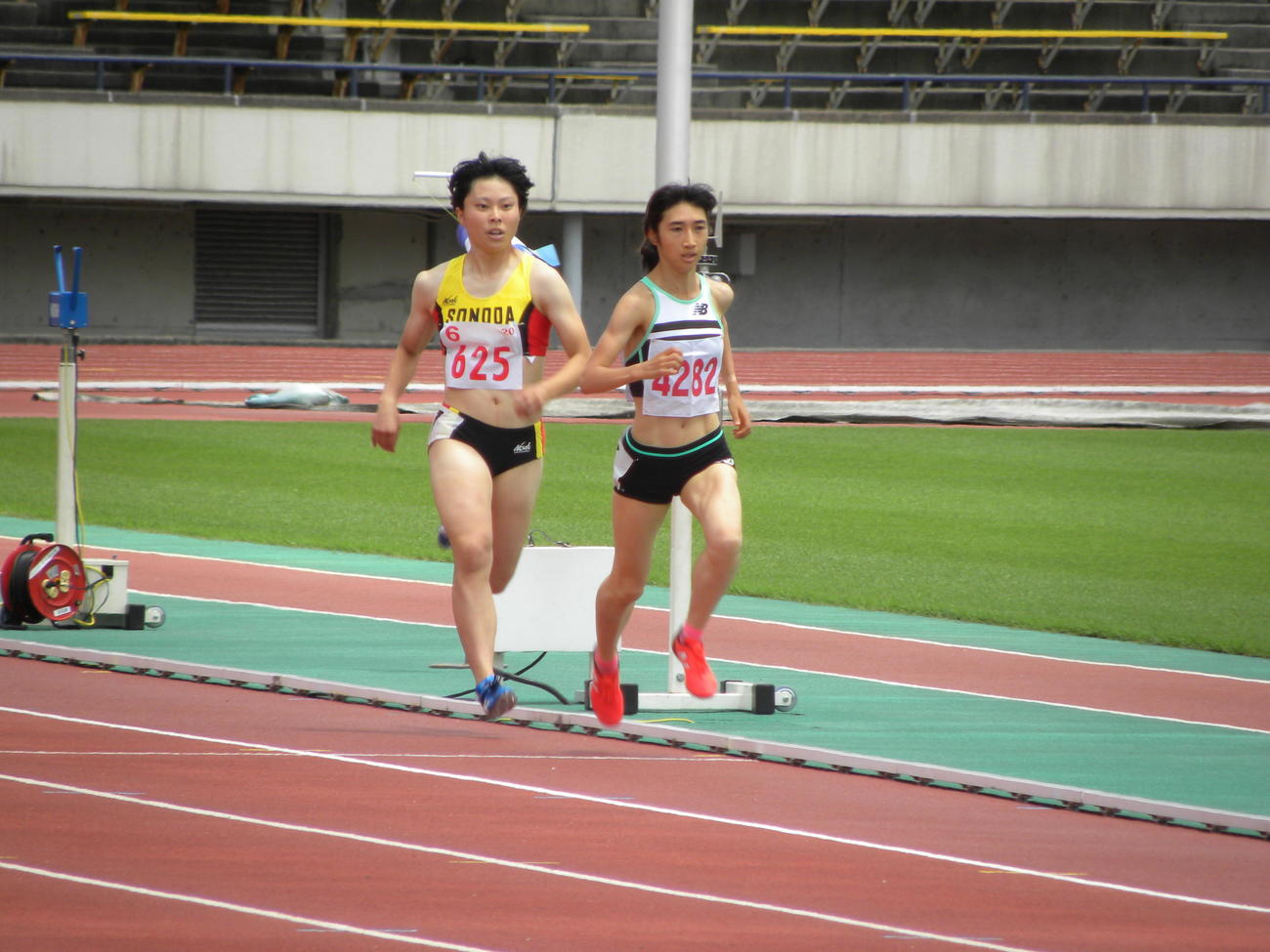 兵庫選手権の女子800メートル3組で力走する田中希実（右）（撮影・松本航）