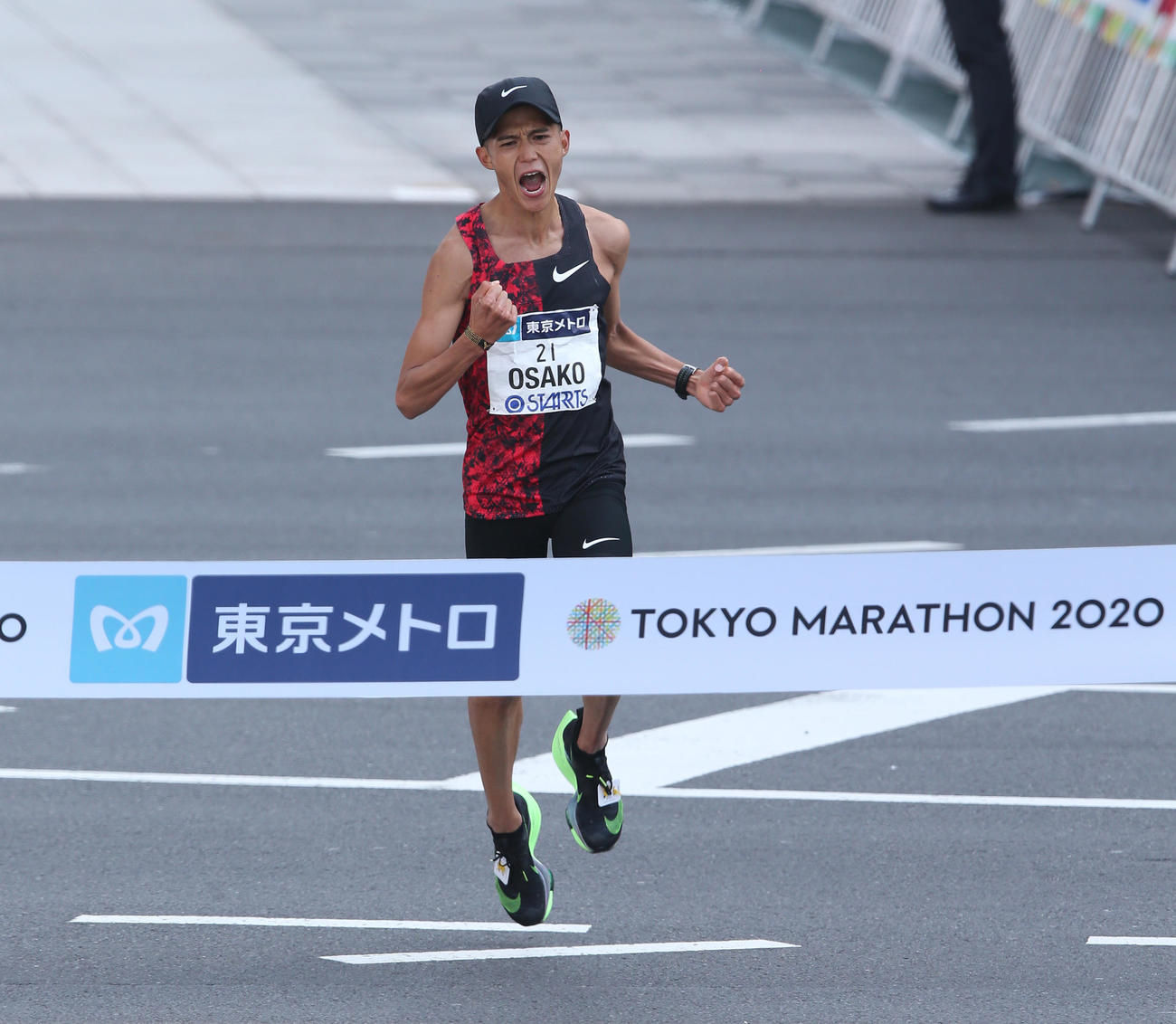 東京マラソンで2時間5分29秒の日本記録でゴールする大迫傑（2020年3月1日撮影）