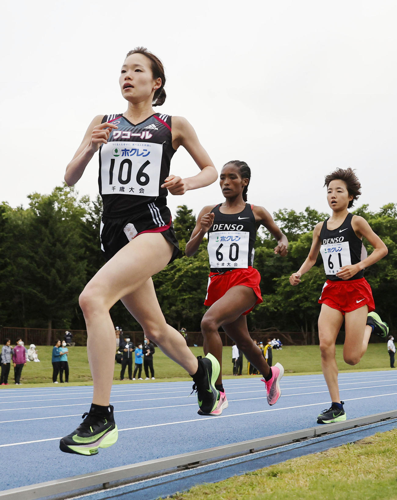 女子5000メートルA組　力走する一山麻緒（代表撮影）