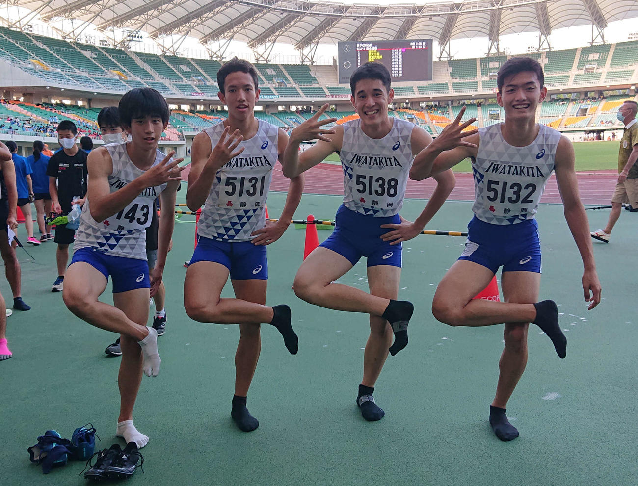 大会新記録で優勝した磐田北の選手たち。「4」のポーズをとる左から梶原、タナカ、桑原、平野