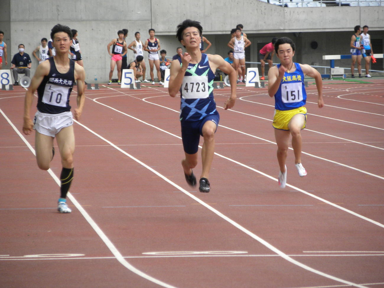 陸上の大阪選手権男子100メートル予選で力走する多田修平（中央）（撮影・松本航）