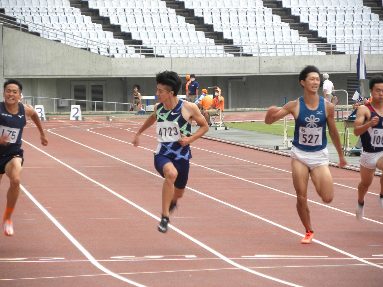陸上の大阪選手権男子100メートル決勝で力走する多田修平（左から2人目）（撮影・松本航）