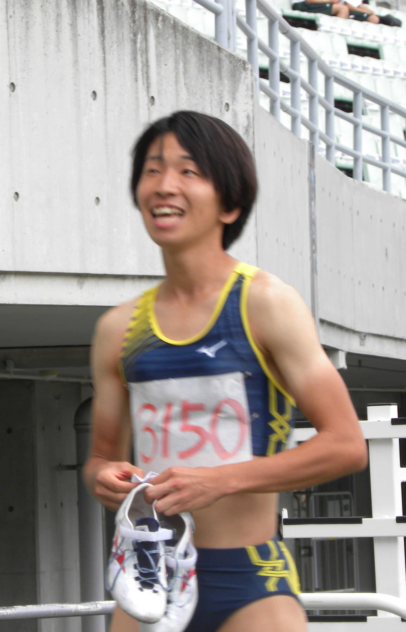 陸上の大阪選手権女子400メートル予選後に笑顔を見せる青山聖佳（撮影・松本航）