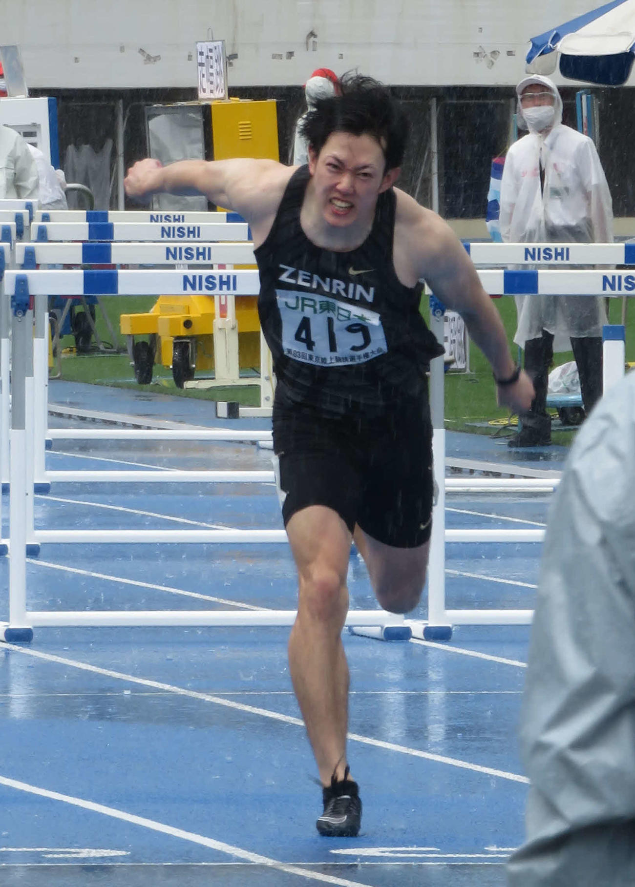 男子110メートル障害決勝でフィニッシュを決める高山（撮影・上田悠太）