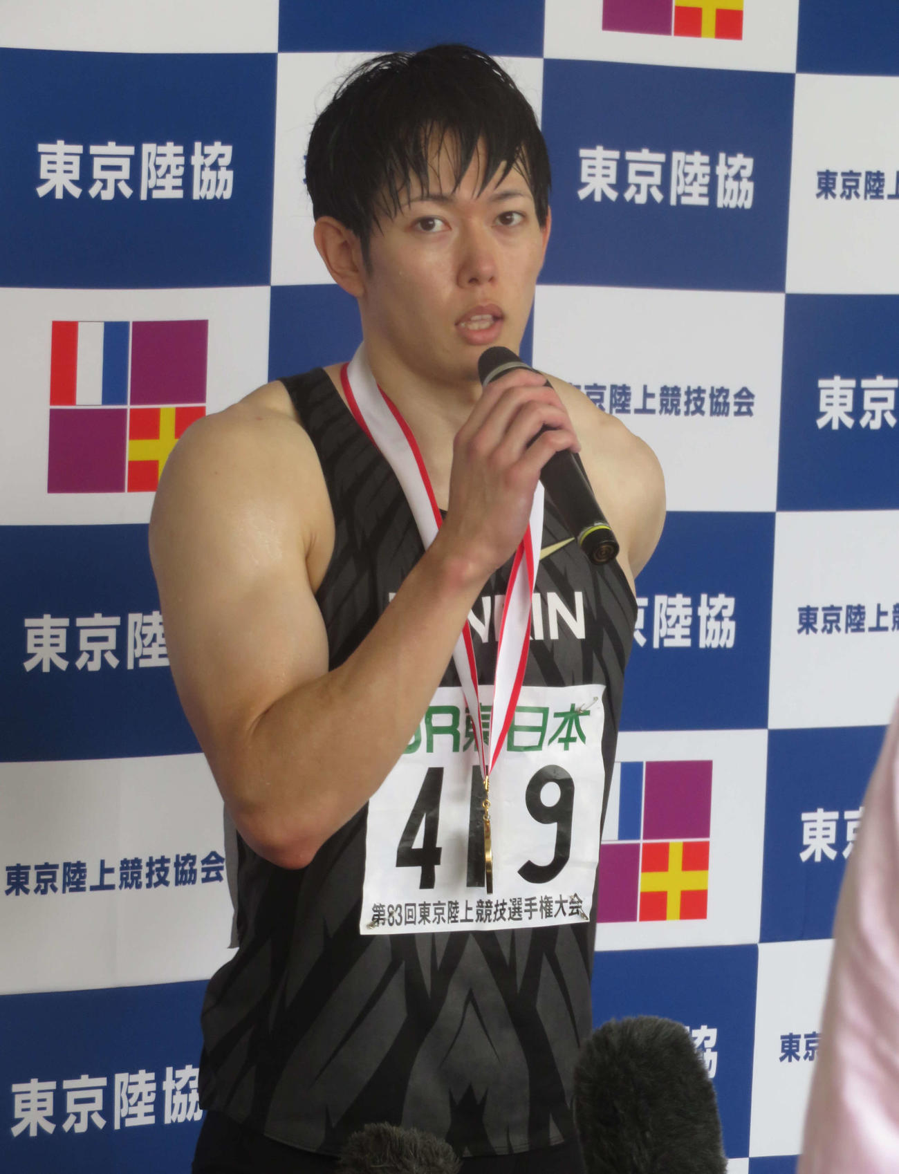 男子110メートル障害決勝を制し、インタビューを受ける高山（撮影・上田悠太）