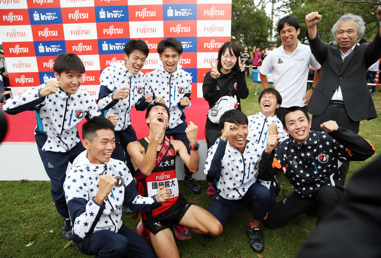 第31回大会で初優勝を果たし歓喜する国学院大の選手たち（2019年10月14日撮影）