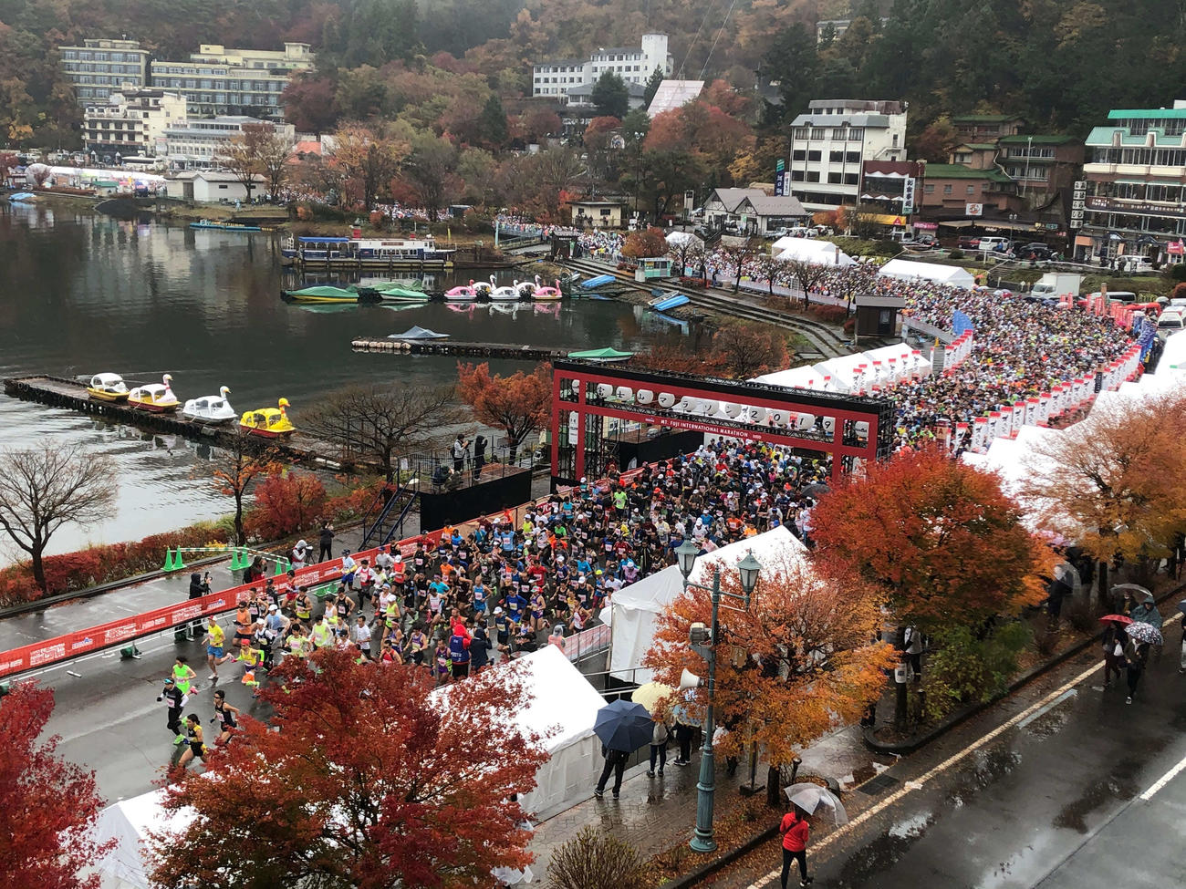 19年富士山マラソン　号砲と共に11000人を超えるランナーが紅葉のなかをスタート