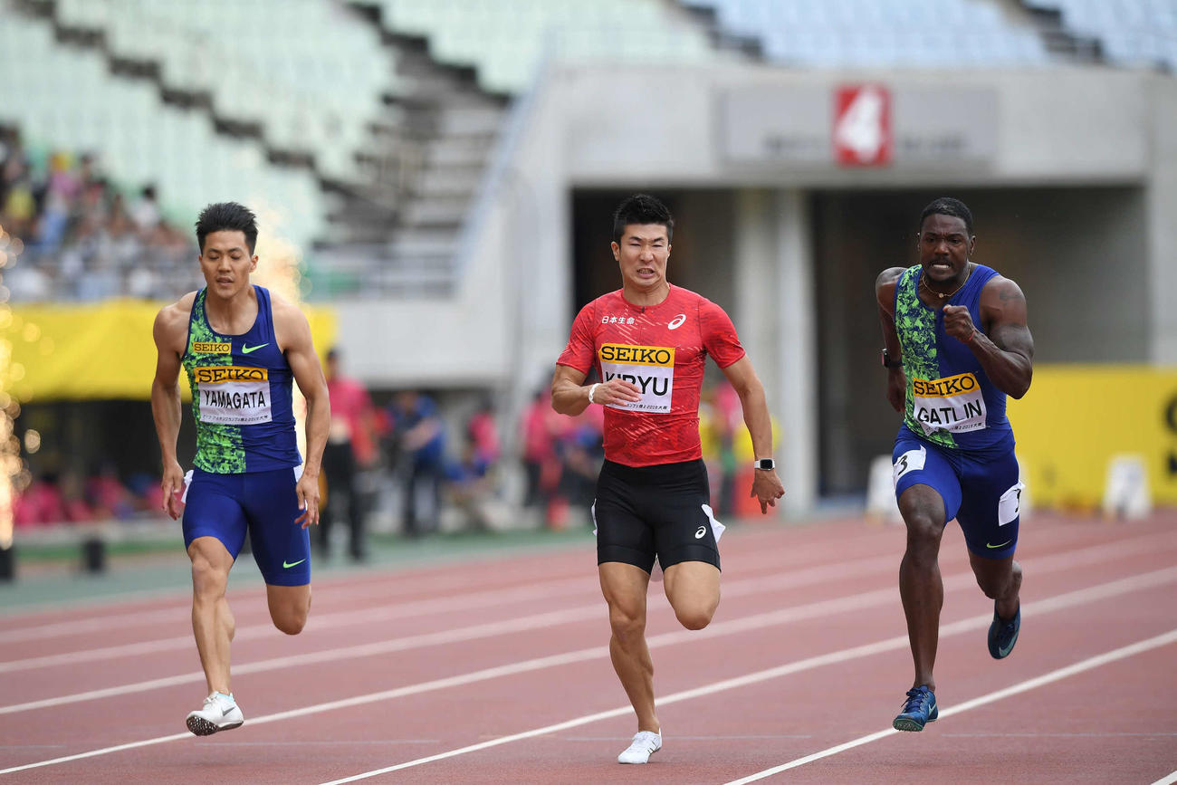 昨年の大会、僅差で2位の桐生（中央）。右はガトリン、左は山県