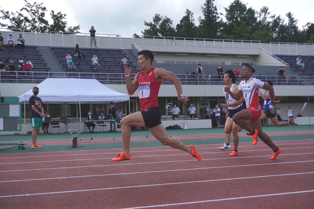 男子100メートル決勝でトップで走る桐生（c）アミューズ