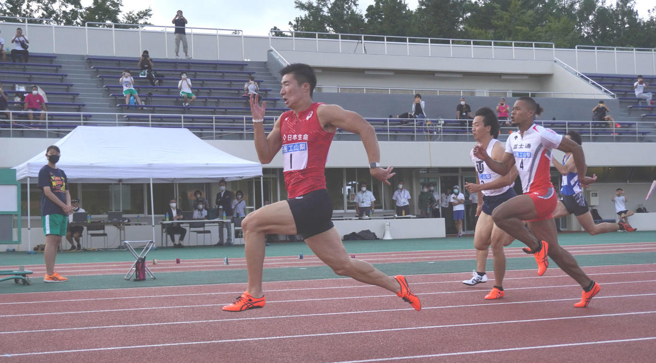 男子100メートル決勝でトップで走る桐生（C）アミューズ