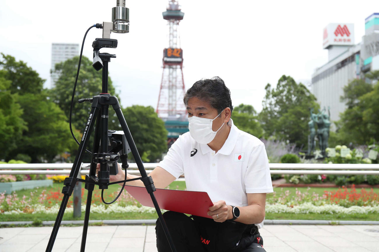 大通公園で計測をする日本陸連の杉田正明科学委員長コピーライトアフロスポーツ／日本陸連