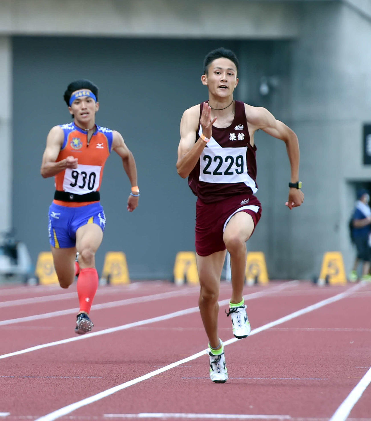 男子100メートルで優勝した築館・鵜沢（右）（撮影・相沢孔志）