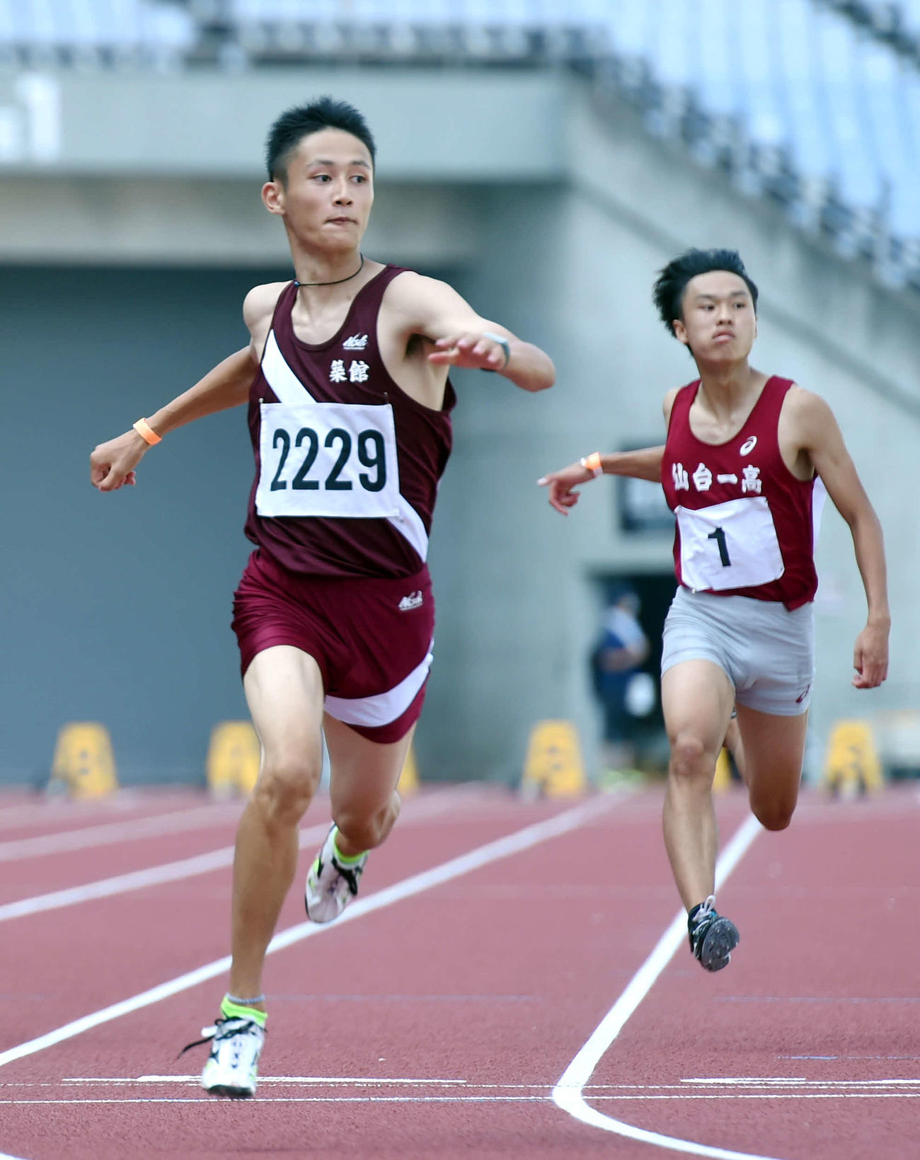 男子100メートルで優勝した築館・鵜沢（左）（撮影・相沢孔志）