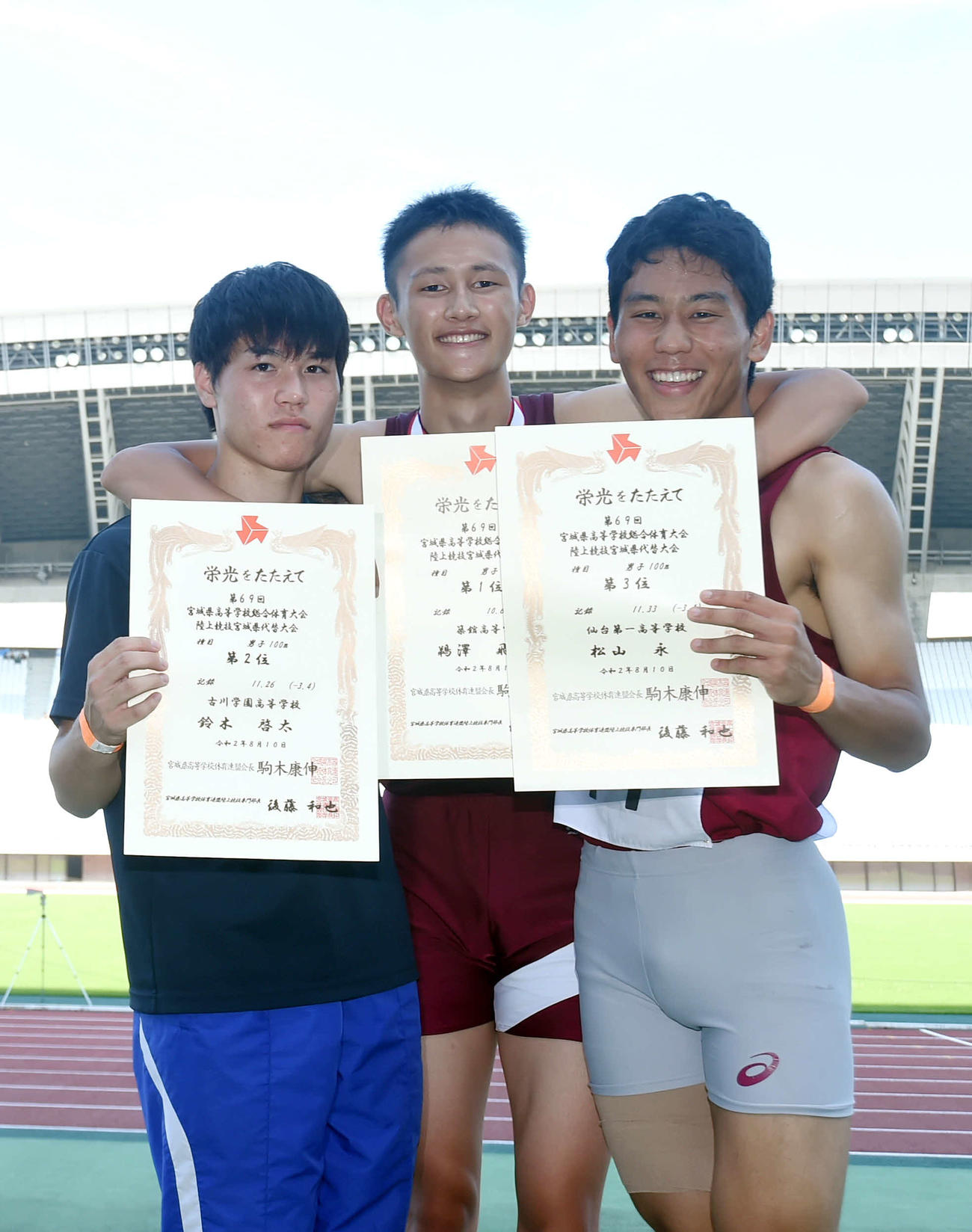 男子100メートルの上位入賞者。左から古川学園・鈴木、築館・鵜沢、仙台一・松山（撮影・相沢孔志）