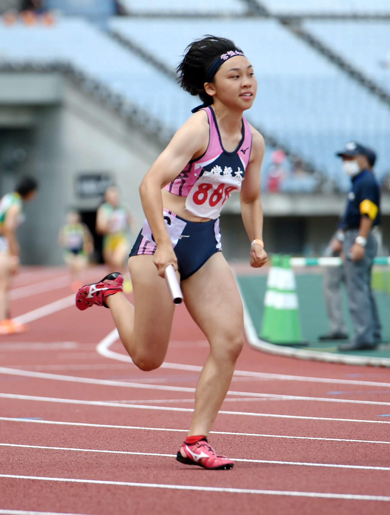 女子1600メートルリレーで2走を務めた常盤木学園・竹内（撮影・相沢孔志）