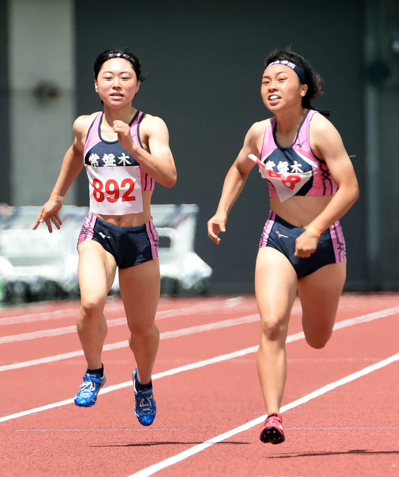 女子200メートルで優勝した常盤木学園・竹内（右）（撮影・相沢孔志）