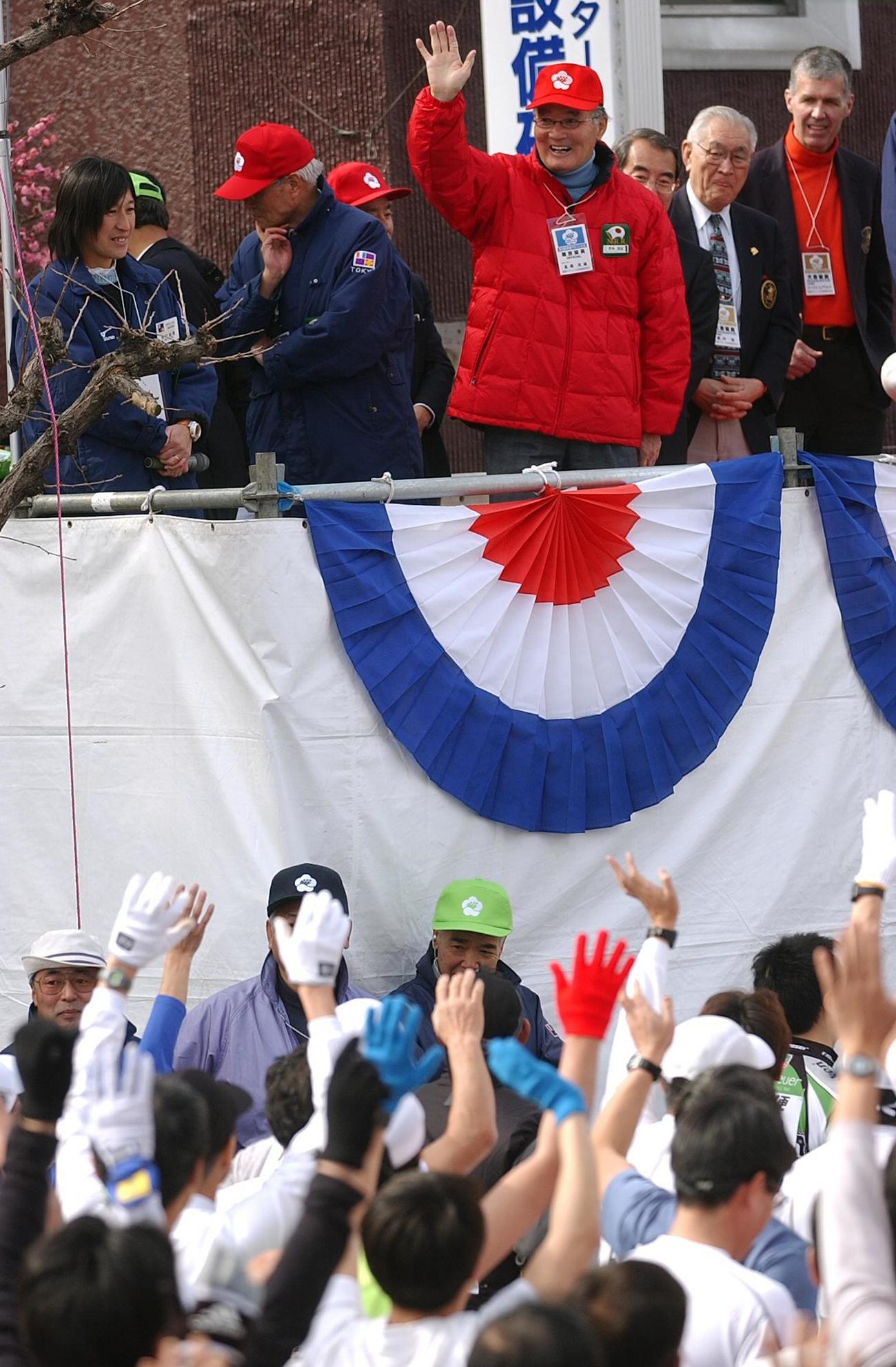 04年青梅マラソンでランナーに手を振って激励する長嶋茂雄氏