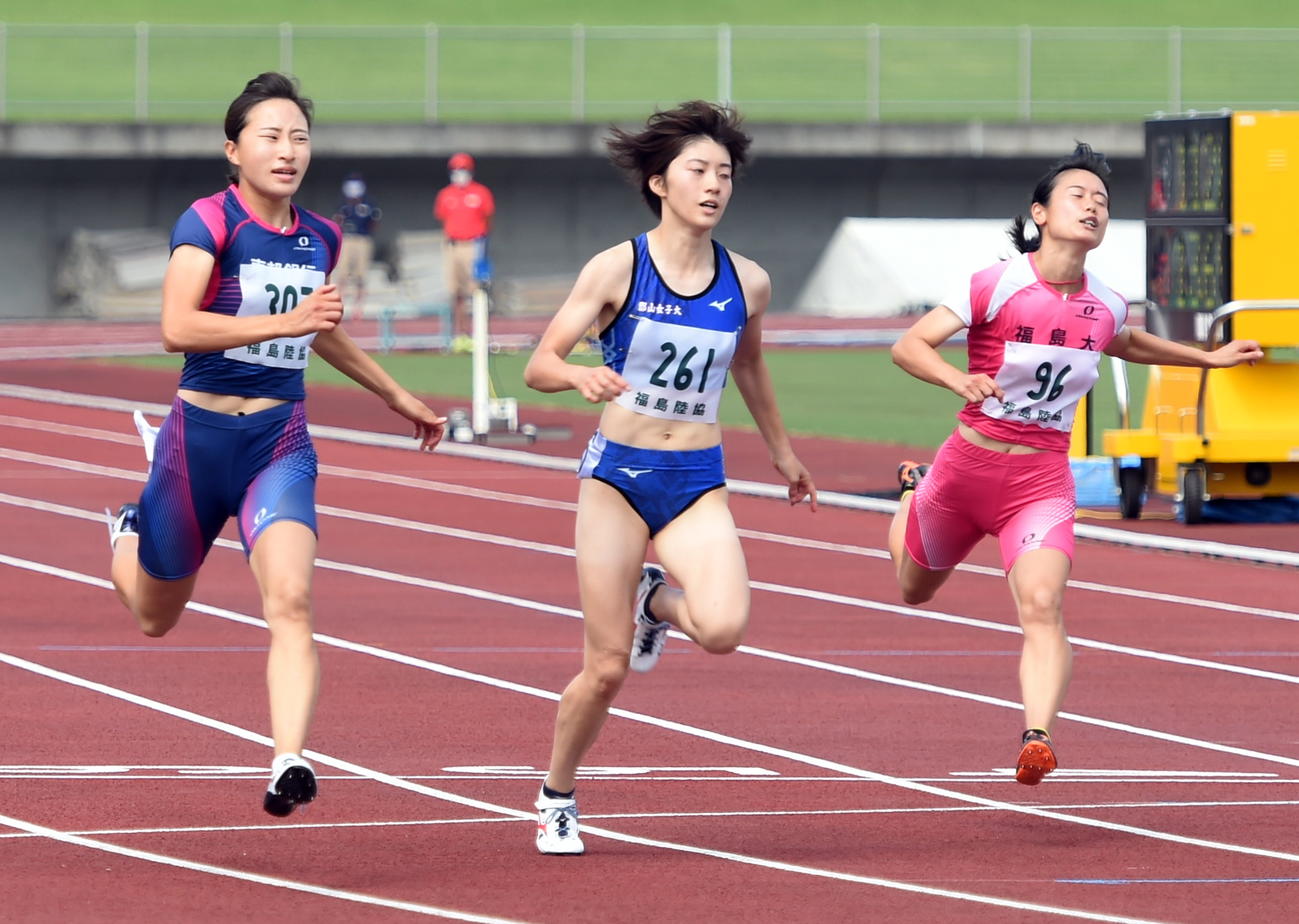 女子100メートルで実力を示した東邦銀行・広沢（左）（撮影・山田愛斗）