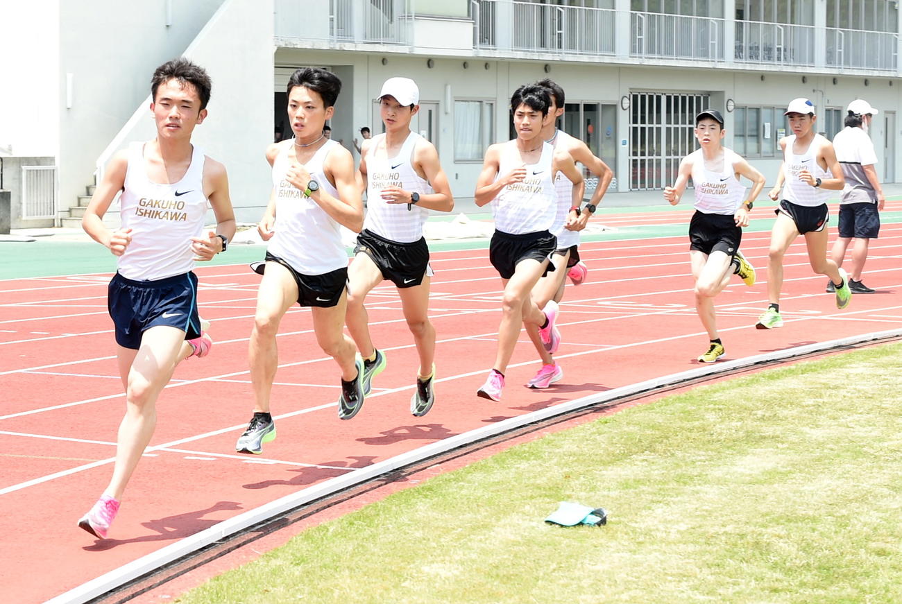 集団走を引っ張る学法石川の藤宮（左）（撮影・山田愛斗）