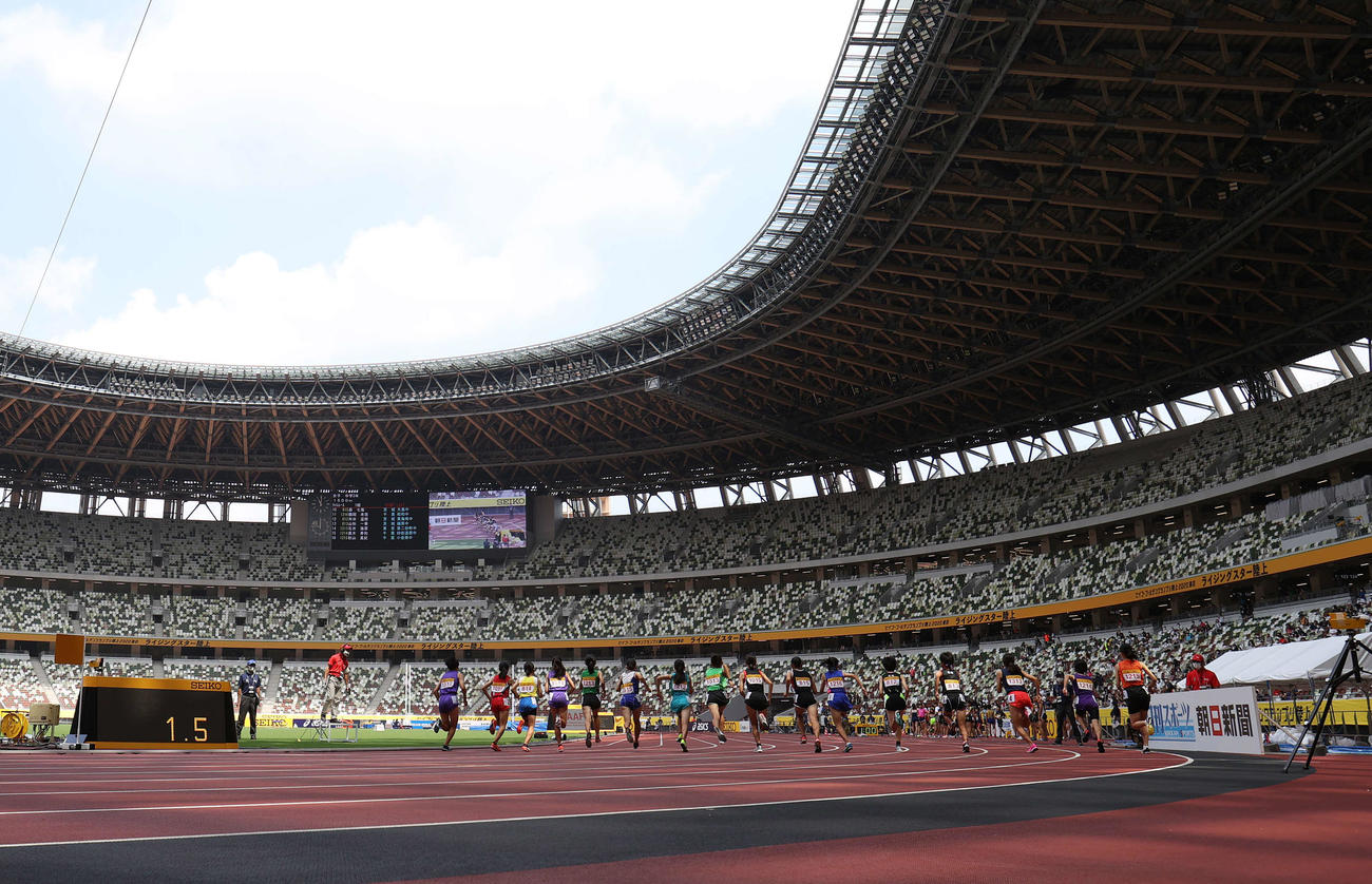 ライジングスター陸上で最初の競技、中学3年女子の1500メートル1組目がスタートし、国立競技場での初の陸上大会が開幕した（撮影・河野匠）