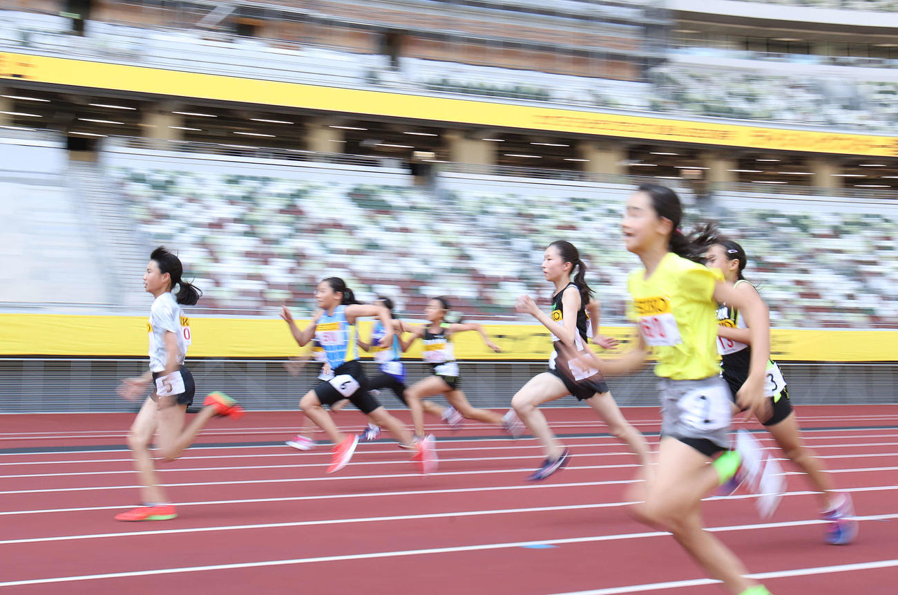 国立競技場で初の陸上大会となるライジングスター陸上で力走する100メートルの選手たち（撮影・河野匠）