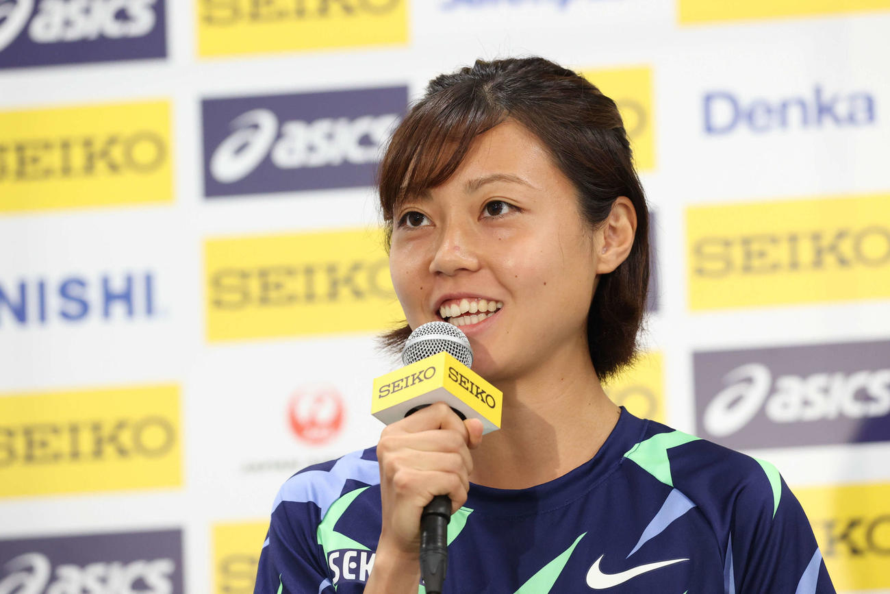 陸上のセイコー・ゴールデングランプリ前日会見に臨んだ女子1500メートルに出場する卜部（日本陸連提供）