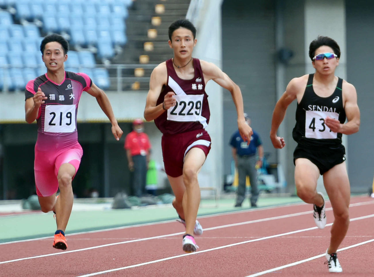 男子100メートルで優勝した築館・鵜沢（中央）