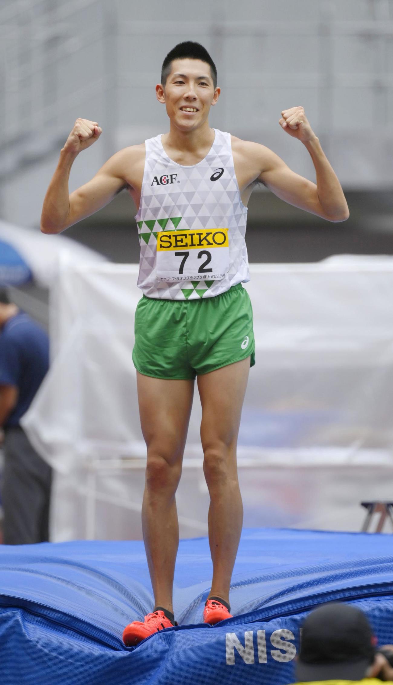 男子走り高跳び　2 メートル 27で優勝した衛藤昂（共同）
