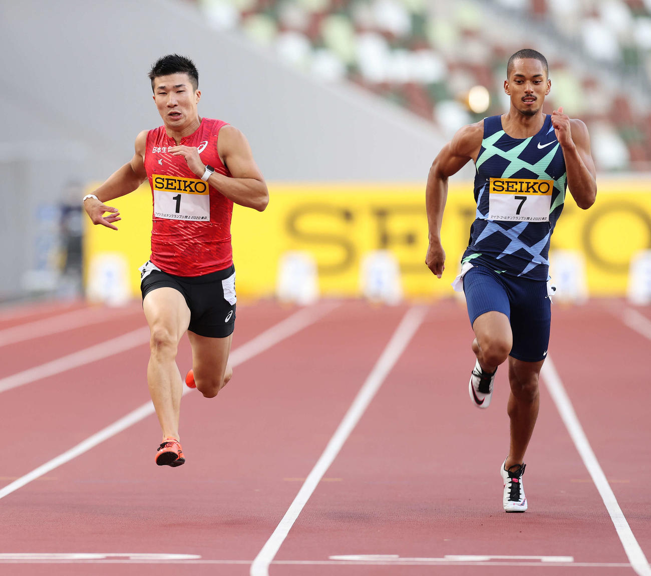 男子100メートル決勝、優勝した桐生（左）と2位のケンブリッジ（撮影・河野匠）