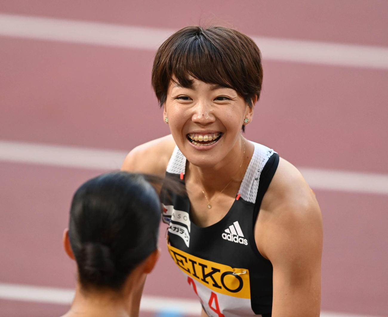 女子100メートル障害で優勝し、笑顔の寺田（撮影・鈴木みどり）