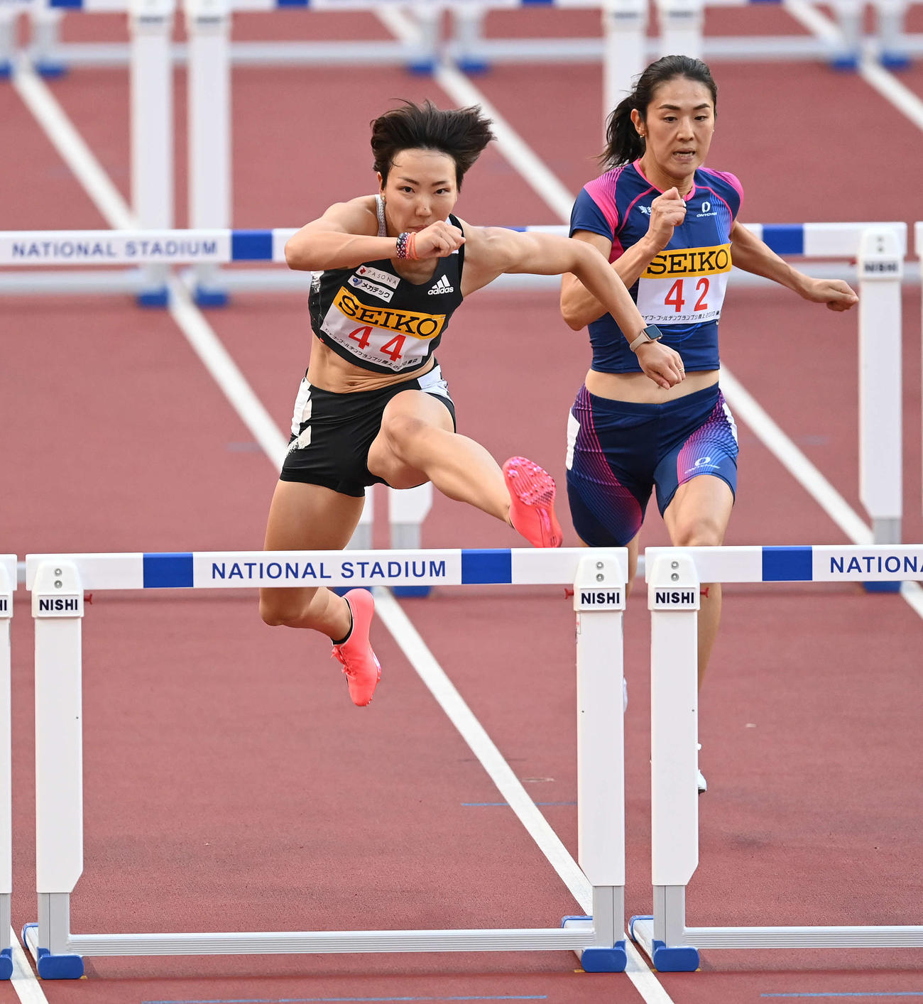 女子100メートル障害で優勝した寺田（左）（撮影・鈴木みどり）