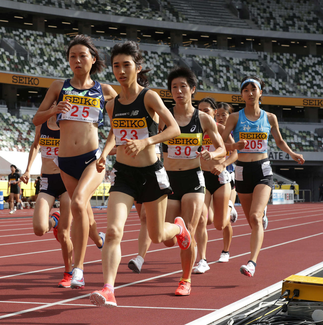 女子1500メートルで4分5秒27の日本記録を樹立した田中（中央）（撮影・河野匠）