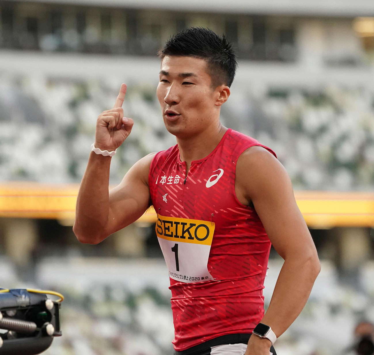 男子100メートル決勝で優勝し、ポーズを決める桐生（撮影・鈴木みどり）