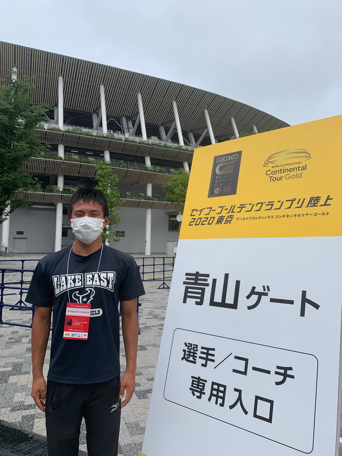 新国立競技場前で記念写真に納まる島田（高橋監督提供）
