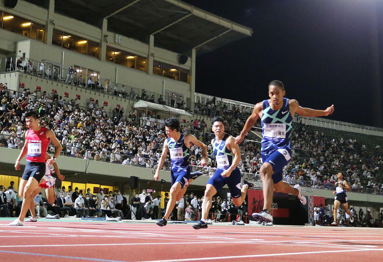 10秒03の大会新記録で優勝するケンブリッジ（右端）。左から2位の桐生、4位の多田、3位の小池（撮影・河野匠）