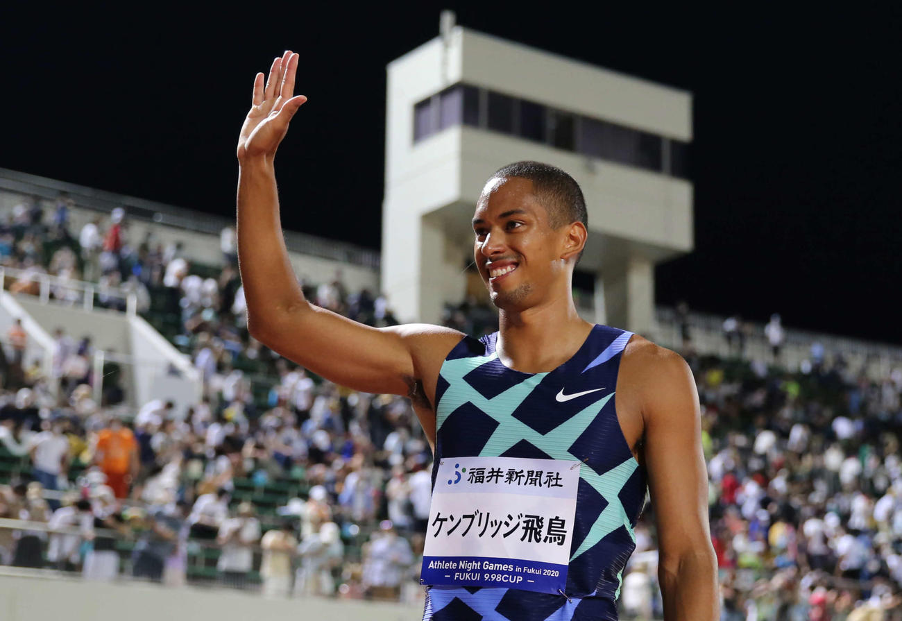 男子100メートル決勝、10秒03で優勝し笑顔で客席に手を振るケンブリッジ（撮影・河野匠）