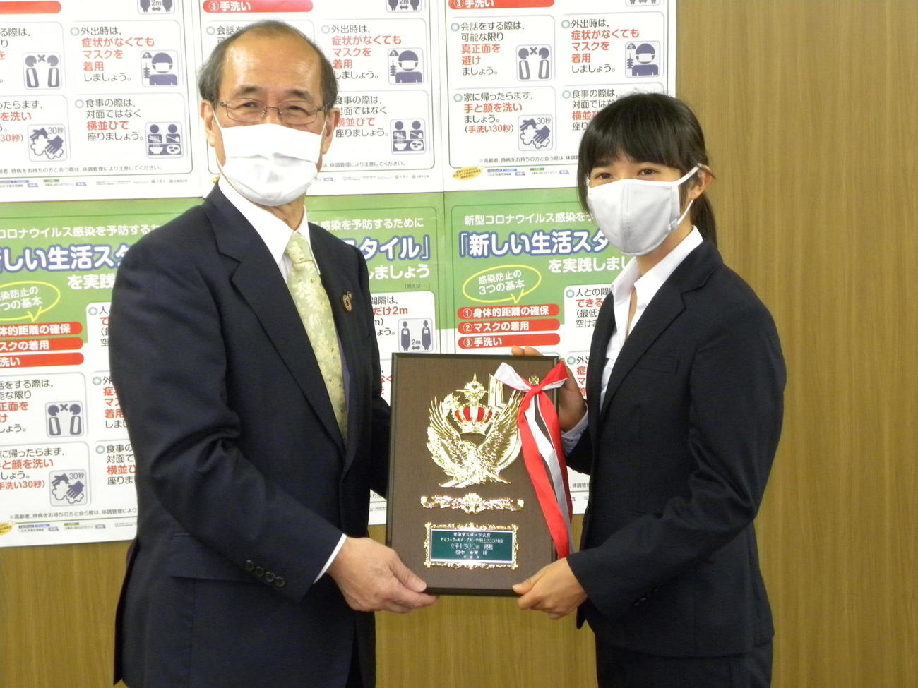 京都市スポーツ大賞を受賞した田中希実（右）と門川大作市長（撮影・松本航）
