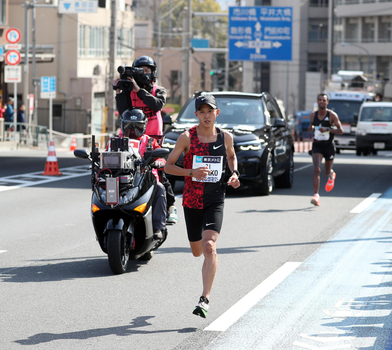 今年の東京マラソン兼東京五輪代表選考会で、蔵前橋を通過する大迫傑（2020年3月1日撮影）