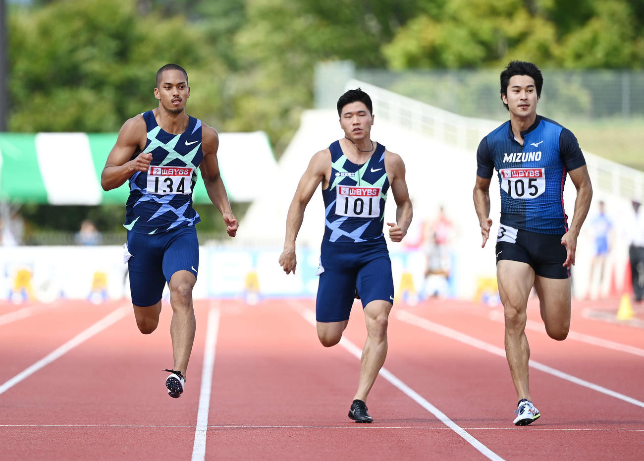 男子100メートルウオームアップレース1組で1位のケンブリッジ（左）。右は飯塚、中央は小池（撮影・鈴木みどり）