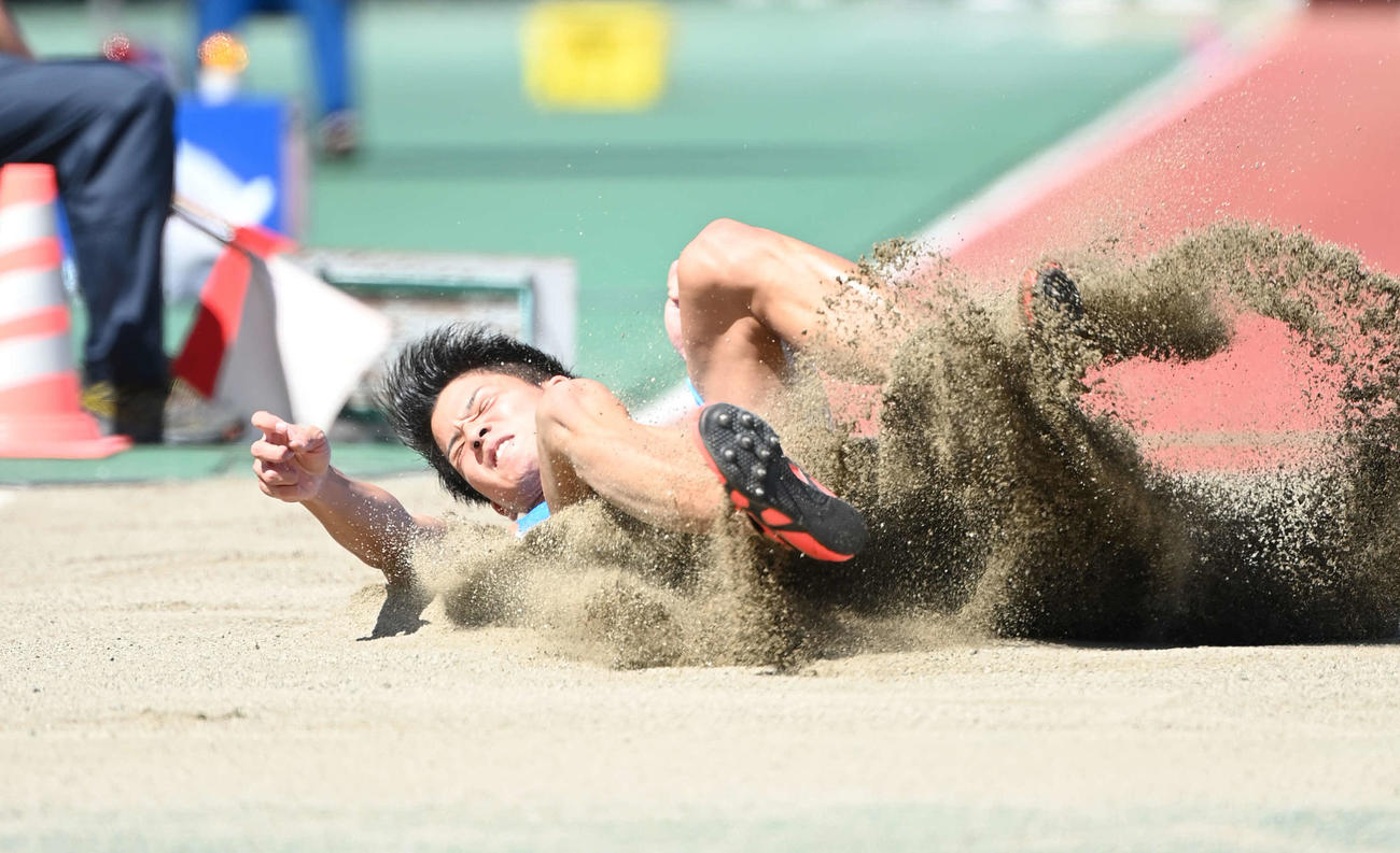 男子走り幅跳びで優勝した津波（撮影・鈴木みどり）