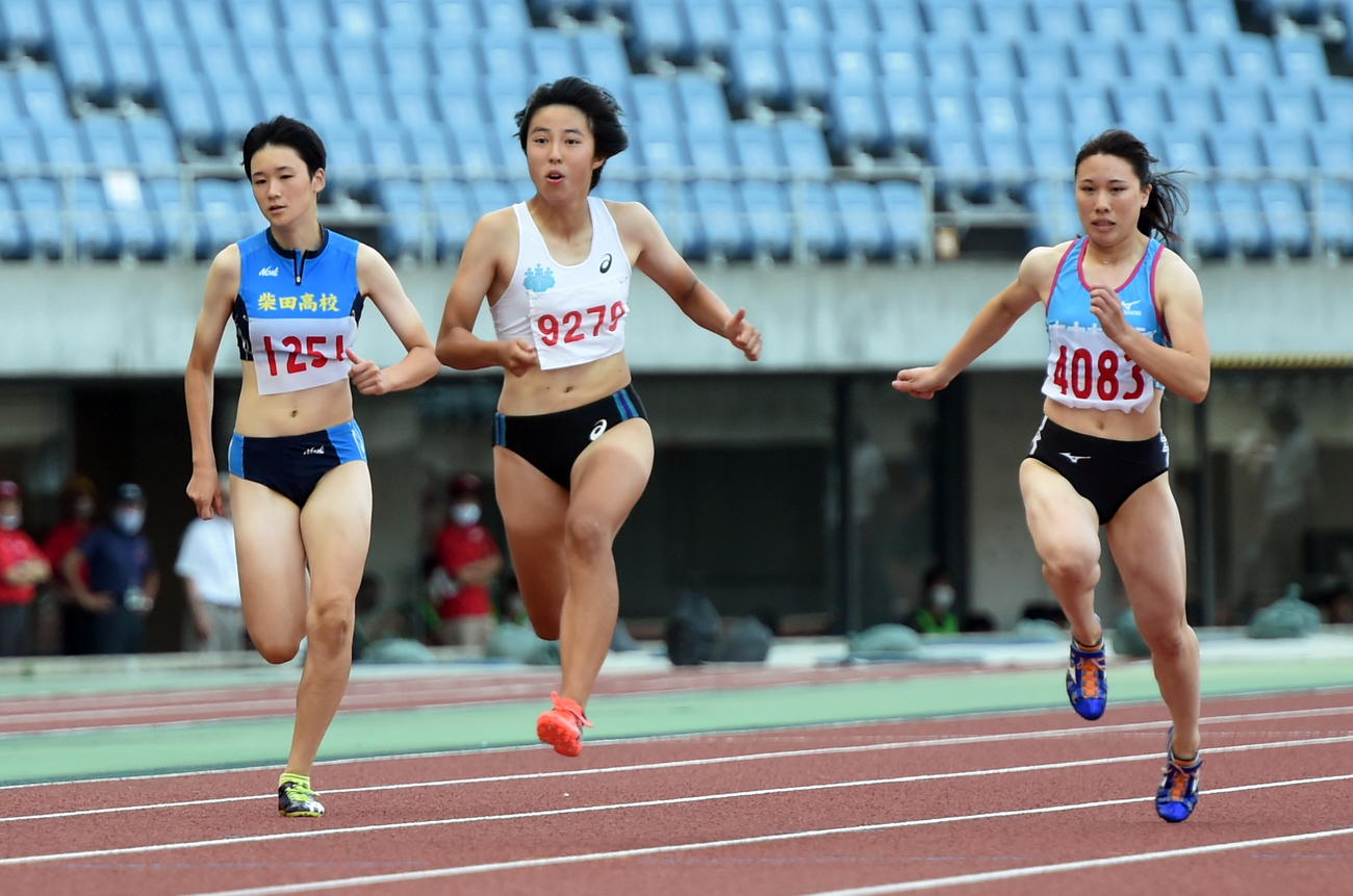 8月22日、宮城県陸上競技選手権の女子100メートルを制した筑波大・三浦（中央）と並走する柴田・鵜沢（左）（撮影・山田愛斗）