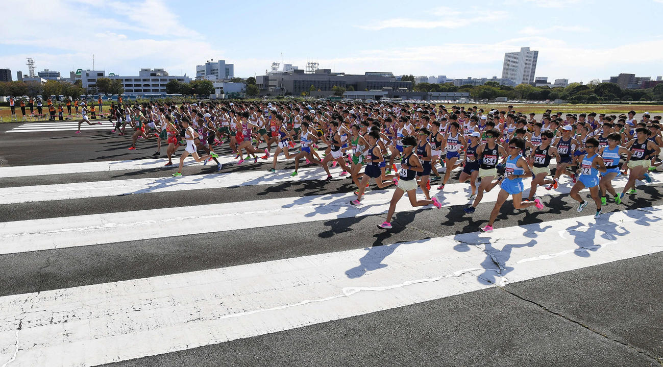 19年10月、箱根駅伝予選会で、陸上自衛隊立川駐屯地の滑走路からスタートする選手たち