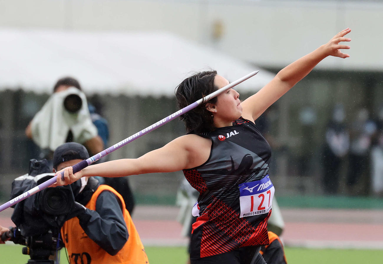 女子やり投げで優勝した北口（撮影・鈴木正人）